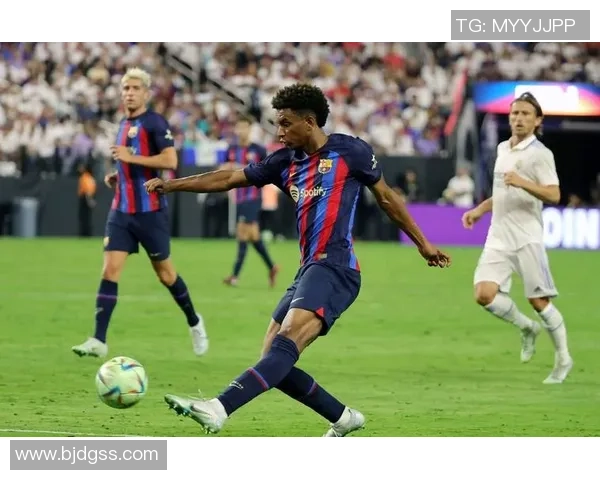 德甲激战巴萨4-0拜仁神奇扑救引发全场狂欢数据分析揭示比赛精彩瞬间